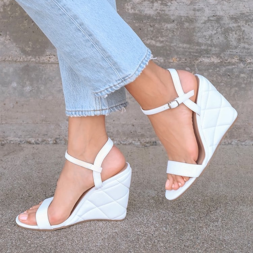 Lulu’s Tamera White Quilted Ankle Strap Wedge Sandals-New in Box
